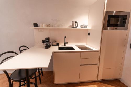 H5 Grauer Bar Studios & More