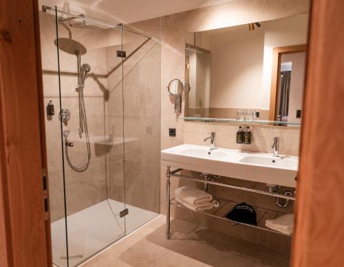 H5 Grauer Bar Studios & More