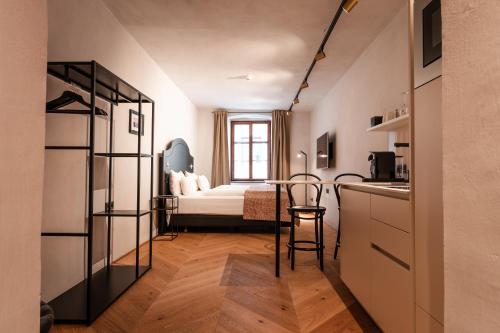 H5 Grauer Bar Studios & More