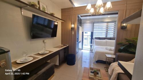 Cozy new studio walk to Mall of Asia with balcony