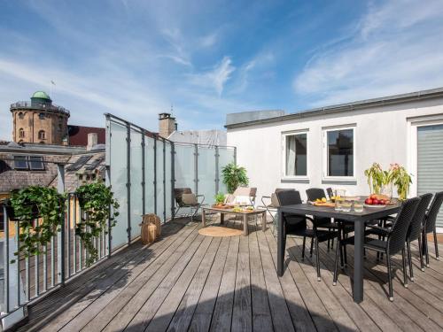 Sanders Leaves - Precious Two-Bedroom Penthouse In Downtown Copenhagen
