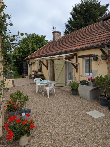 PETIT MAS COSY DU BORD DE LOIRE a 15 MM DU PARC LE PAL