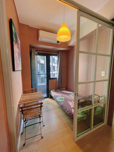 SPRING RESIDENCES - 2BR Condo near Airport with balcony and pool views