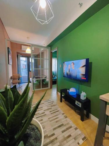 SPRING RESIDENCES - 2BR Condo near Airport with balcony and pool views