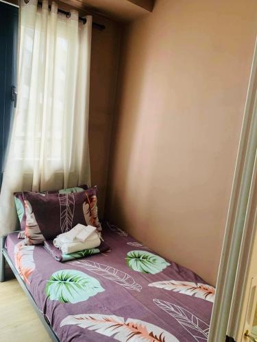 SPRING RESIDENCES - 2BR Condo near Airport with balcony and pool views