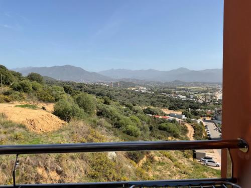 Suite avec 2 chambres d'hôtes pour 1 à 4 personnes avec vue mer, terrasse, parking privé, proche port et aéroport, petit déjeuner inclus