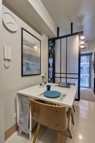 Minimalist Stay Mall of Asia WiFi, Netflix, Self Checkin