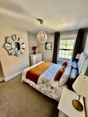 Cathedral Quarter House with free Secure Driveway Parking for 2 Cars