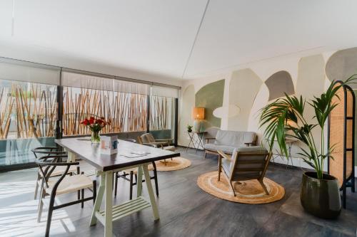 Glass House - Smart Rooms & Parking