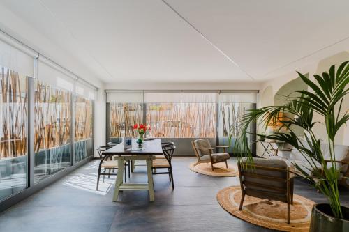 Glass House - Smart Rooms & Parking