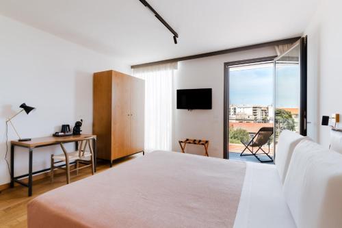 Glass House - Smart Rooms & Parking