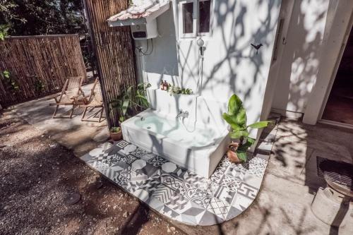 SAYA Nest Self-Service Home in Rainforest Nest with Kitchen - Monkeys, Bats, Pet Friendly with a Fee