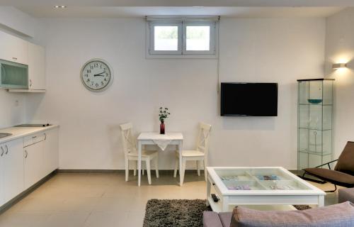 Helios Studios & Apartments