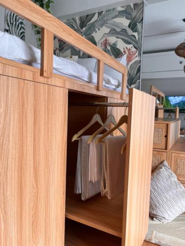 Modern Studio 4 Minutes from Mactan-Cebu Airport, Pool, Wi-Fi & Kitchen