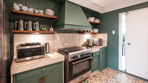 MiraNamin Nest ROSAL Suite in Unique Historic Home - Garden View, Shared Kitchen