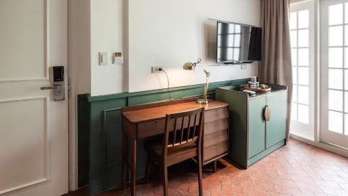 MiraNamin Nest CALACHUCHI Room in Unique Historic Home - Balcony, Rooftop, Garden View, Shared Kitchen, Pet Friendly with a Fee