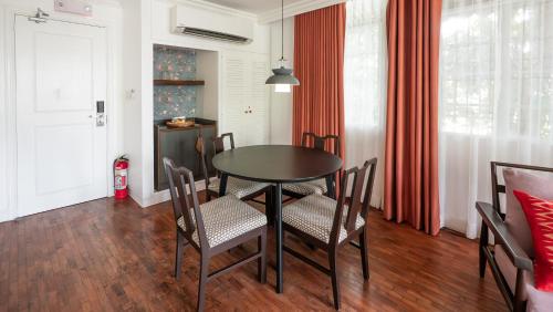 MiraNamin Nest BANABA Suite in Unique Historic Home - Garden View, Shared Kitchen, Rooftop, Pet Friendly with a Fee