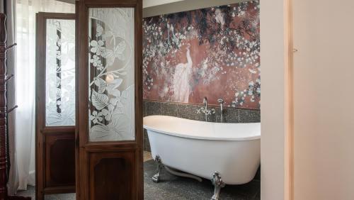 MIRANAMIN NEST Elegant Home in MiraNila Heritage Compound, Pet Friendly, with Rooftop, Kitchens - Perfect for Reunions, Team Building