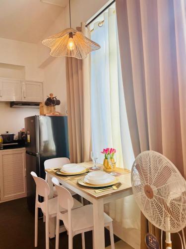 Budget Friendly Staycation walking distance to Venice Mall with Netflix and Wifi