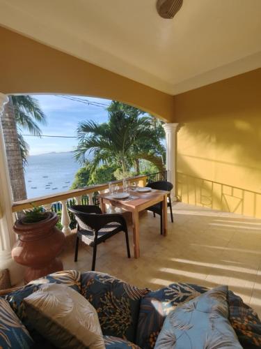 Studio apartment with ocean views and pool