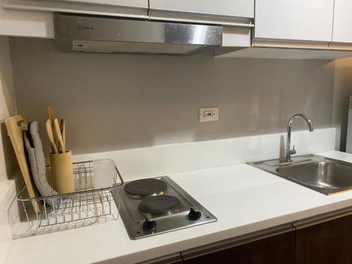 Modern Chic Condo at Makati with WiFi and Netflix