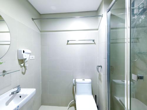 1BR Condotel with Balcony at FAME Residences #FM28-1