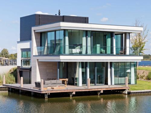 Villa with private pool on the Veerse Meer, cleaning included