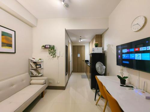 1BR Condotel with Balcony at FAME Residences #FM47-1