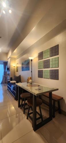 8U Pristine & Cozy Stay at Uptown Mall BGC across Mitsukoshi with FREE Parking and Balcony