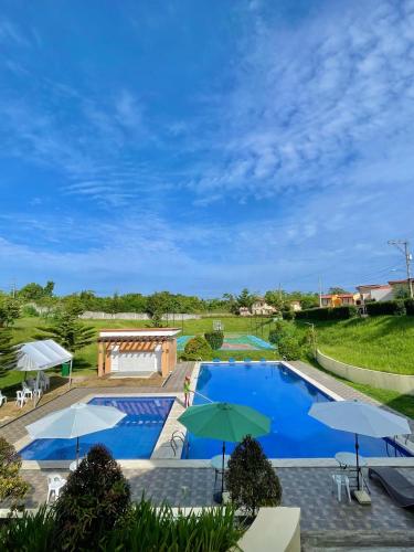 Hillview Apt w/ Pool Access - Free Wifi