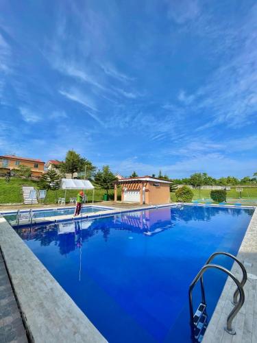 Hillview Apt w/ Pool Access - Free Wifi