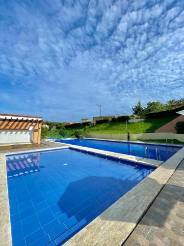 Hillview Apt w/ Pool Access - Free Wifi