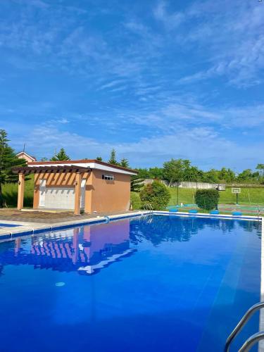 Hillview Apt w/ Pool Access - Free Wifi