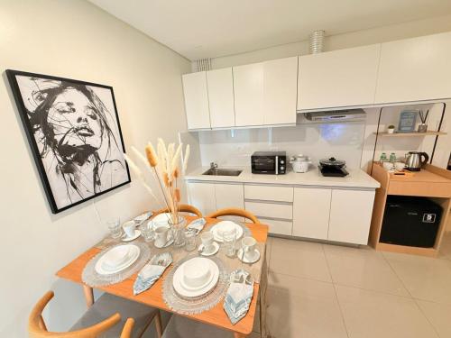 Sapphire Seaview Park Suites near Okada, Solaire, MOA, NAIA Airport, Bayview