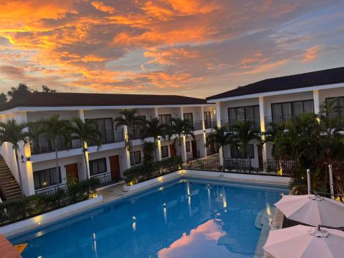 Holabay Resort