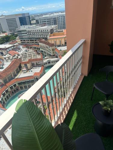 Emma Mattress & Pillows, Balcony, Amazon Alexa, Sauna, Gym & Pool Access, FAST Wi-Fi, Nespresso Coffee Machine with FREE coffee Pods, Elegant Balcony Over Venice Grand Canal, Walking Distance Britsh Embassy, 5 min drive to BGC, 10 min drive to Manila Air