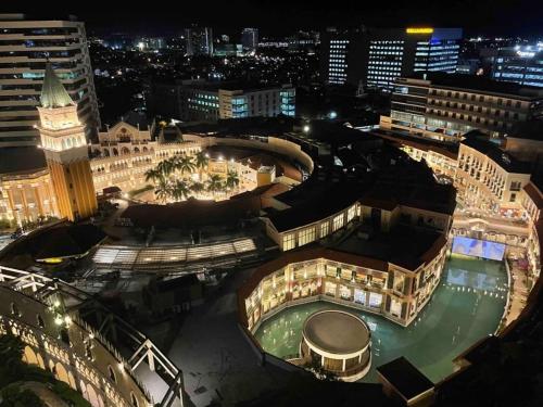 Emma Mattress & Pillows, Balcony, Amazon Alexa, Sauna, Gym & Pool Access, FAST Wi-Fi, Nespresso Coffee Machine with FREE coffee Pods, Elegant Balcony Over Venice Grand Canal, Walking Distance Britsh Embassy, 5 min drive to BGC, 10 min drive to Manila Air