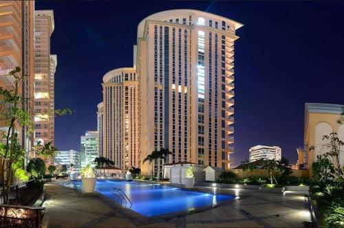 Emma Mattress & Pillows, Balcony, Amazon Alexa, Sauna, Gym & Pool Access, FAST Wi-Fi, Nespresso Coffee Machine with FREE coffee Pods, Elegant Balcony Over Venice Grand Canal, Walking Distance Britsh Embassy, 5 min drive to BGC, 10 min drive to Manila Air