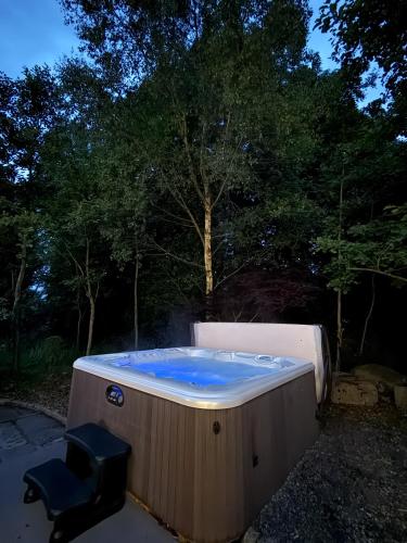 Bluebell Cottage - with hottub