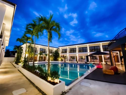 Holabay Resort