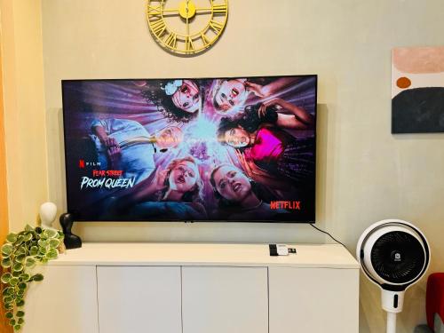 Staycation in viceroy mckinley near venice grand canal