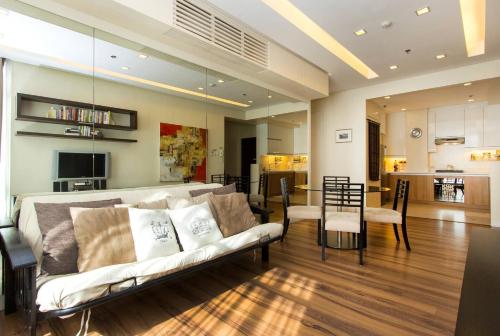Elegant 2BR Apartment in Upscale Fort BGC Fast Wifi
