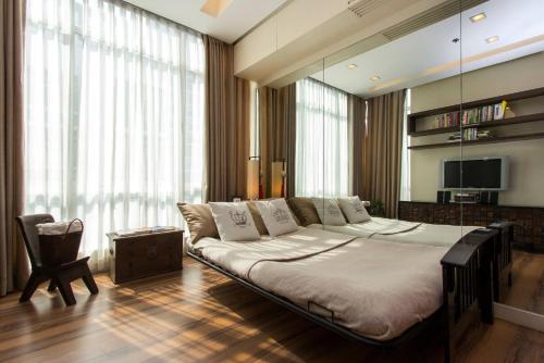 Elegant 2BR Apartment in Upscale Fort BGC Fast Wifi