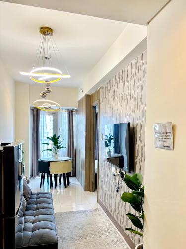 Stunning Suite with Balcony near MOA