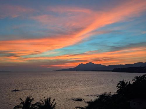 Exclusive Beachfront House with Pool Batangas 16pax