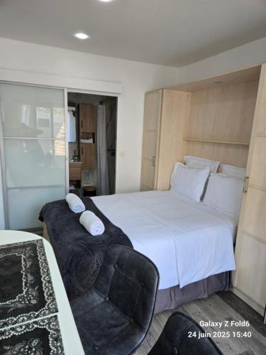 4 logements à La Trinité proche de Nice 15 mn, Monaco 20 mn et l'Italie 30 mn 2 Chambres et 2 Studios privés et indépendants