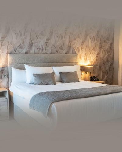 Castle Varagh Hotel & Bar