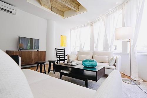 Angel Main Square Center