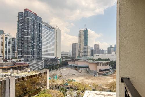 Central Stay w King bed near Greenbelt 55-In TV