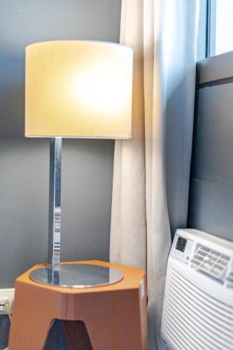 Central Stay w King bed near Greenbelt 55-In TV